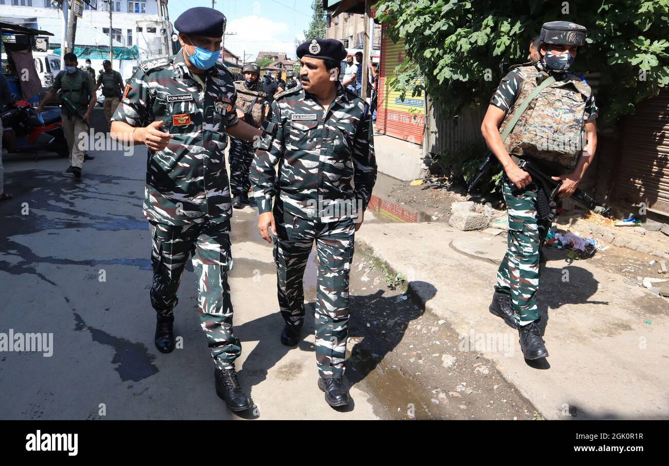 Srinagar, 12. September 2021. Ein Polizeibeamter, der bei einem militanten Angriff auf Khanyar verletzt wurde, erlag seinen Verletzungen bei SKIMS Soura. Der SI, der als Arshid Ahmad identifiziert wurde, wurde in das Krankenhaus für die tertiäre Versorgung gebracht, kurz nachdem er bei einem militanten Angriff in der Nähe von Khanyar drei Schussverletzungen erlitten hatte. Der Verstorbene war ein Bewohner von Kulmuna Kupwara. Das Gebiet wurde abgesperrt und eine Jagd gestartet, um die Angreifer zu verhaften. Kredit: Majority World CIC/Alamy Live Nachrichten Stockfoto