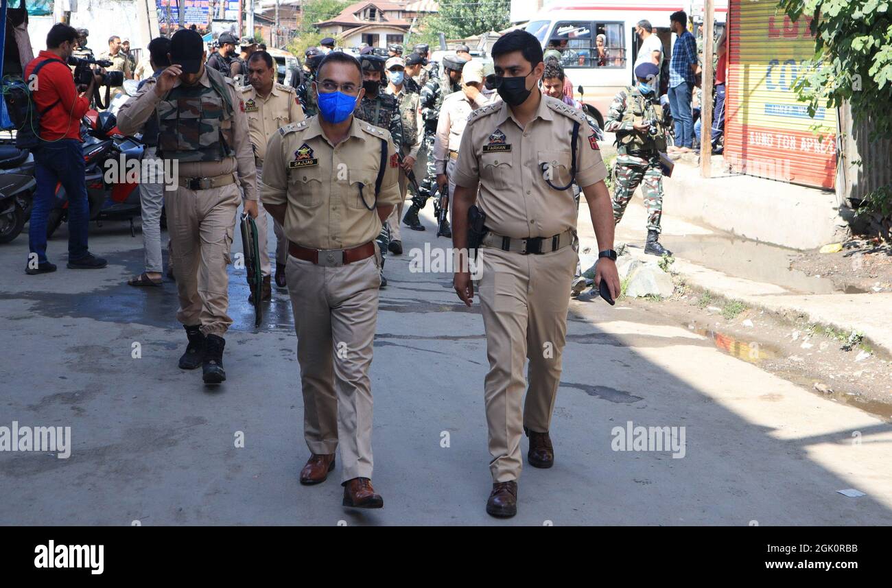 Srinagar, 12. September 2021. Ein Polizeibeamter, der bei einem militanten Angriff auf Khanyar verletzt wurde, erlag seinen Verletzungen bei SKIMS Soura. Der SI, der als Arshid Ahmad identifiziert wurde, wurde in das Krankenhaus für die tertiäre Versorgung gebracht, kurz nachdem er bei einem militanten Angriff in der Nähe von Khanyar drei Schussverletzungen erlitten hatte. Der Verstorbene war ein Bewohner von Kulmuna Kupwara. Das Gebiet wurde abgesperrt und eine Jagd gestartet, um die Angreifer zu verhaften. Kredit: Majority World CIC/Alamy Live Nachrichten Stockfoto