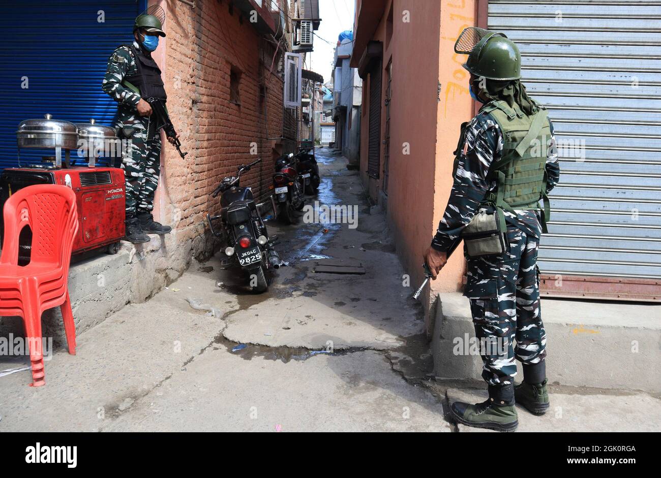 Srinagar, 12. September 2021. Ein Polizeibeamter, der bei einem militanten Angriff auf Khanyar verletzt wurde, erlag seinen Verletzungen bei SKIMS Soura. Der SI, der als Arshid Ahmad identifiziert wurde, wurde in das Krankenhaus für die tertiäre Versorgung gebracht, kurz nachdem er bei einem militanten Angriff in der Nähe von Khanyar drei Schussverletzungen erlitten hatte. Der Verstorbene war ein Bewohner von Kulmuna Kupwara. Das Gebiet wurde abgesperrt und eine Jagd gestartet, um die Angreifer zu verhaften. Kredit: Majority World CIC/Alamy Live Nachrichten Stockfoto