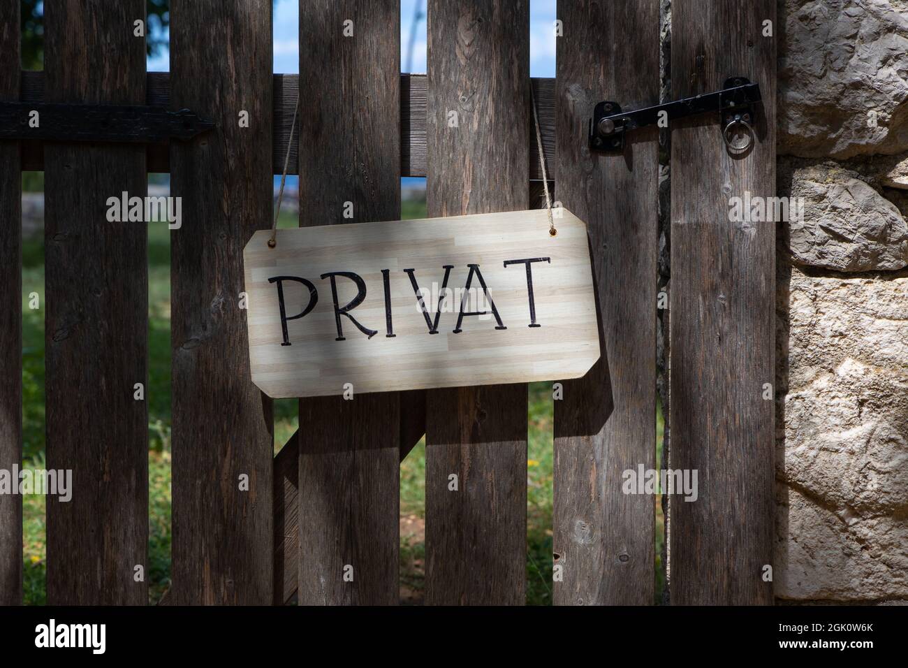 Gartentür mit Schild „Private“ Stockfoto