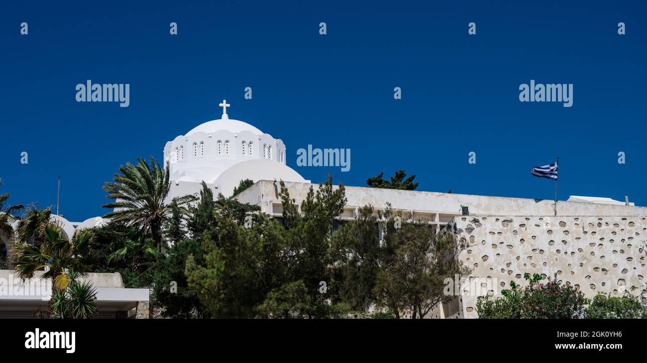 Stadtbild eines traditionellen Dorfes auf der Insel Santorini, Griechenland. Traditionelle weiße Architektur. Griechisch-orthodoxe Kirche. Stockfoto