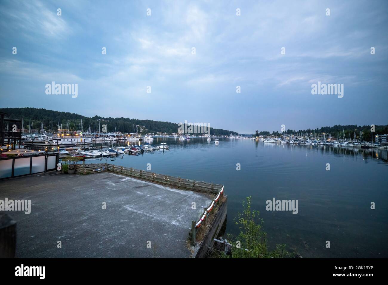 Abends Blick auf den Hafen von Gig in blauer Stunde in der Sommernachtnacht mit Wolken Stockfoto