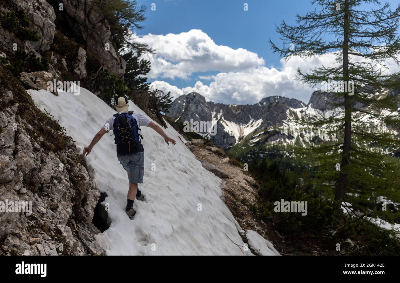 Mann, der hoch in den Bergen wanderte, überquerte den Schneepfad. Hochwertige Fotos Stockfoto