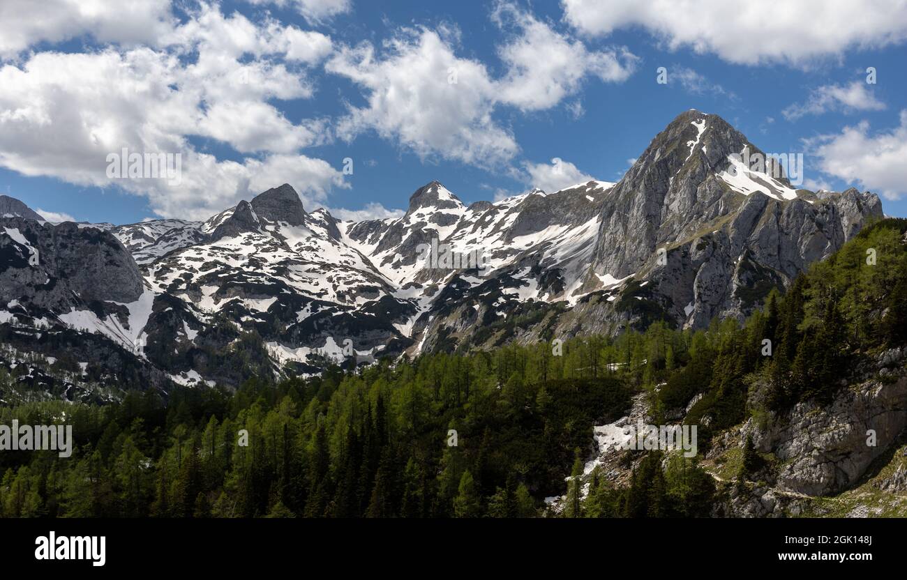 Landschaft hoch in den Bergen schöner Winterblick. Hochwertige Fotos Stockfoto