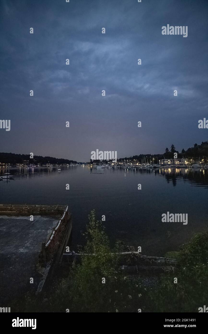 Vertikale Aufnahme von Hafen und Booten im Gig Hafen washington im Sommer Stockfoto