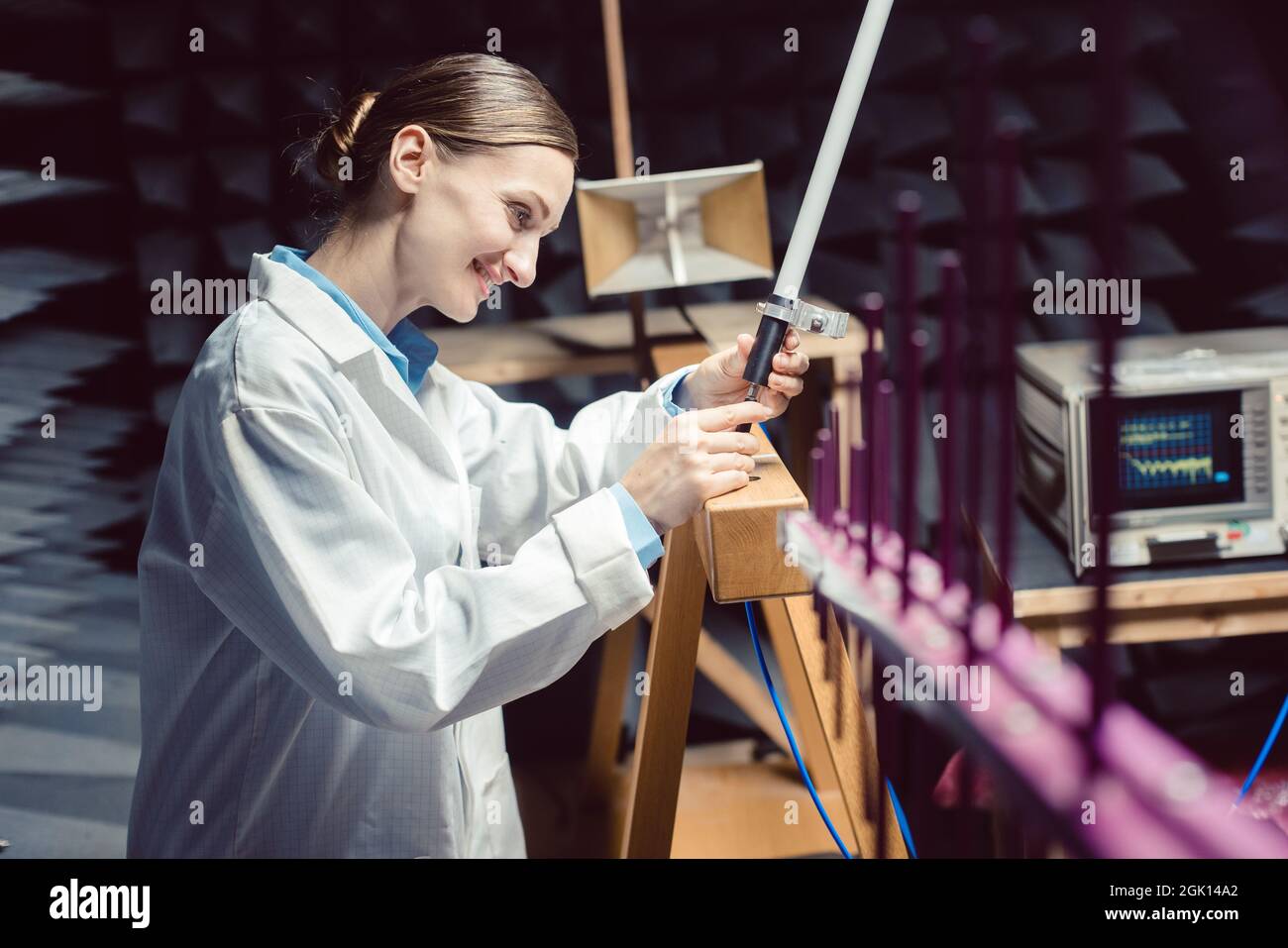 Techniker im Elektroniklabor, der die hf-Konformitätsprüfung durchführt Stockfoto