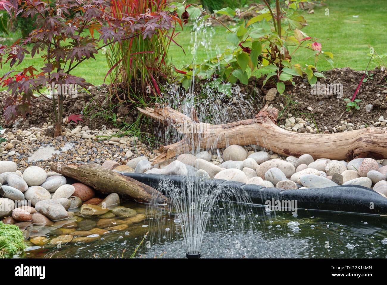 Ein solarbetriebener Brunnen im Garten wirft MiniWasserstrahlen nach