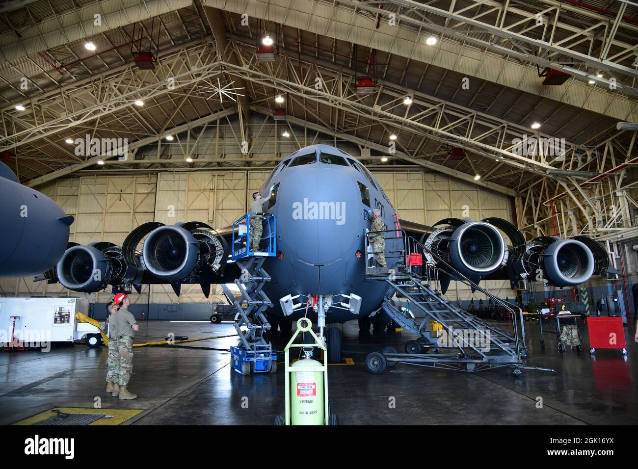 Die Nasenkunst wird auf einem C-17 Globemaster neu gemalt, der am 9. Juni 2021 dem 105. Luftlift-Flügel der Stewart Air National Guard Base zugewiesen wurde Luftstreitkräfte Foto von Technical Sergeant Patrick Espeut) Stockfoto