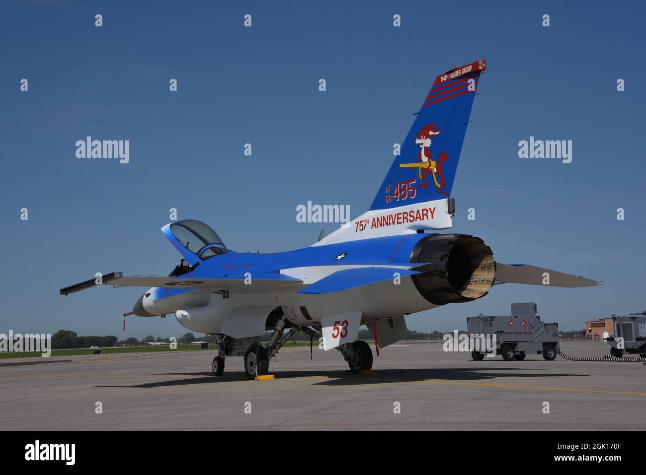 Eine blau-weiße F-16 aus dem 114. Kampfflügel, gemalt in der Air National Guard Paint Facility in Sioux City, Iowa, wurde für die South Dakota Air Guard zum Gedenken an ihren 75. Jahrestag gemalt. Die Lackierung wurde konzipiert, um dem Grumman F-4F Wildcat aus dem Zweiten Weltkrieg nachzueifern, der vom gebürtigen South Dakota und Ehrenmedaillenempfänger Joe Foss geflogen wurde, der maßgeblich an der Gründung der South Dakota Air National Guard beteiligt war. US Air National Guard Foto: Senior Master Sgt. Vincent De Groot Stockfoto