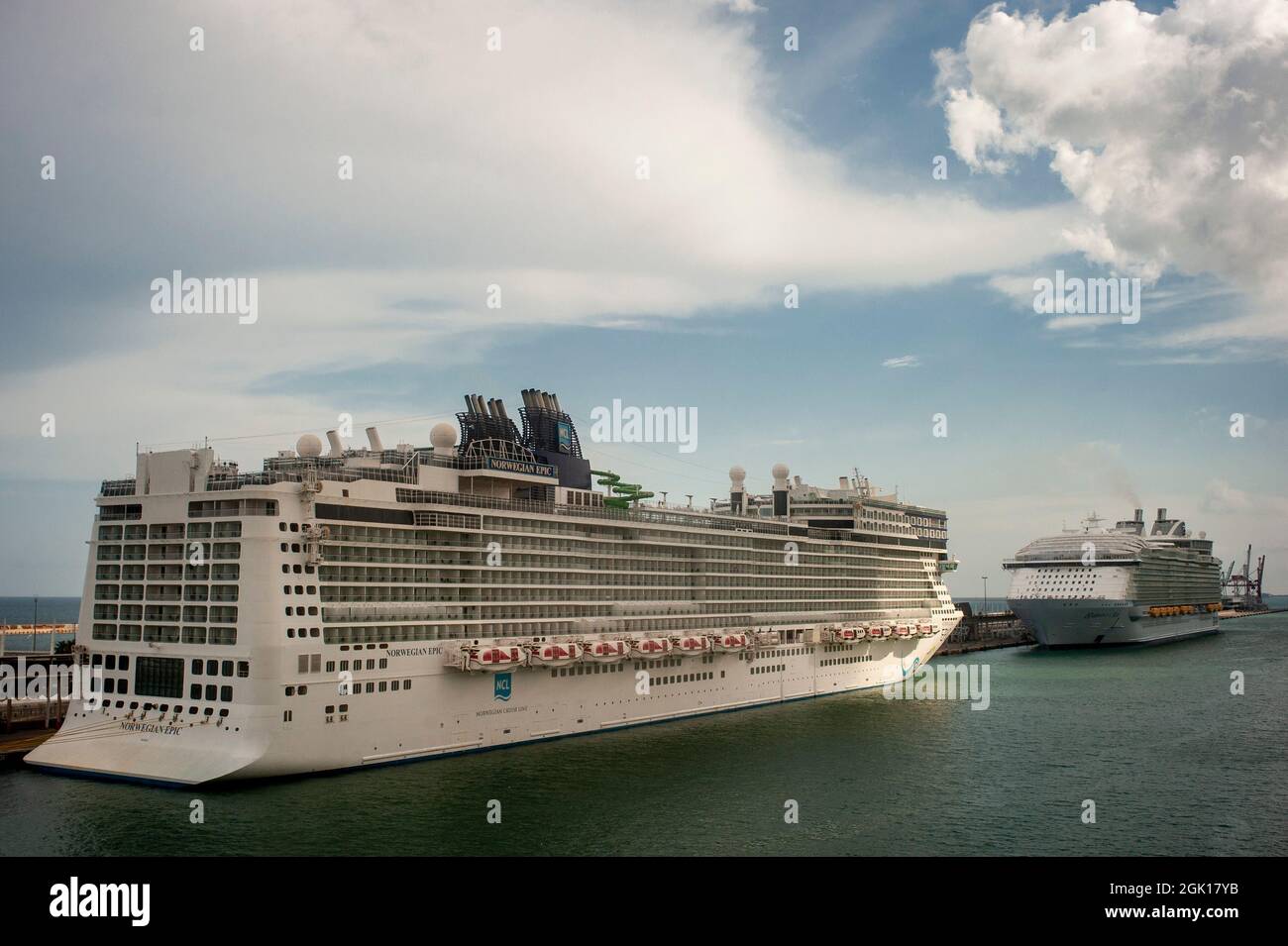 Die norwegischen Schiffe Epic und Harmony of the Seas dockten im Hafen von Barcelona an. Stockfoto