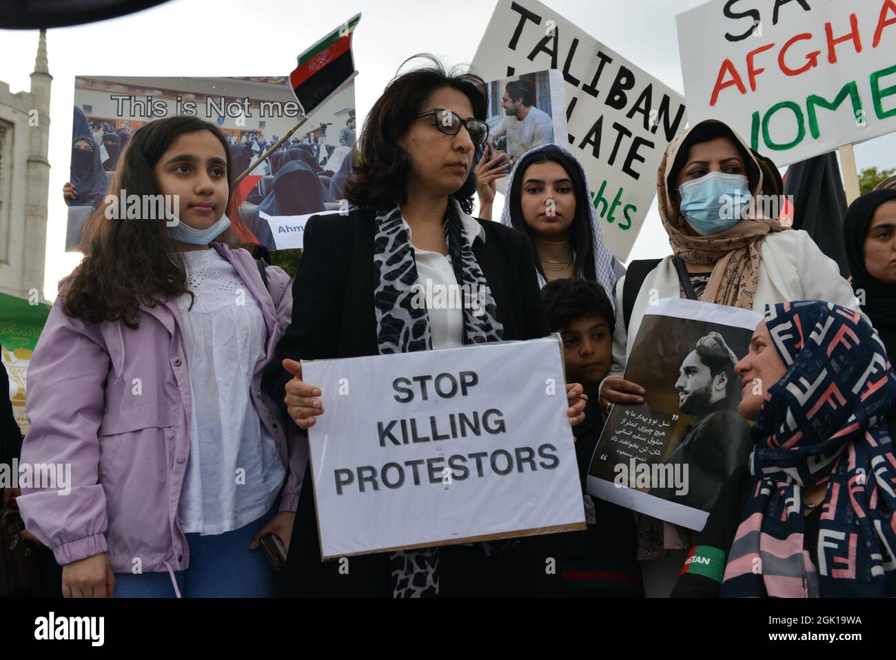 London, Großbritannien. September 2021. Während der Demonstration halten Demonstranten Plakate.Eine Gruppe afghanischer Männer und Frauen marschierte vom Trafalgar Square zum Parliament Square, um ihre Unterstützung für den Führer der Panjshir-Widerstandskräfte Ahmad Massoud zu zeigen. (Foto von Thomas Krych/SOPA Images/Sipa USA) Quelle: SIPA USA/Alamy Live News Stockfoto