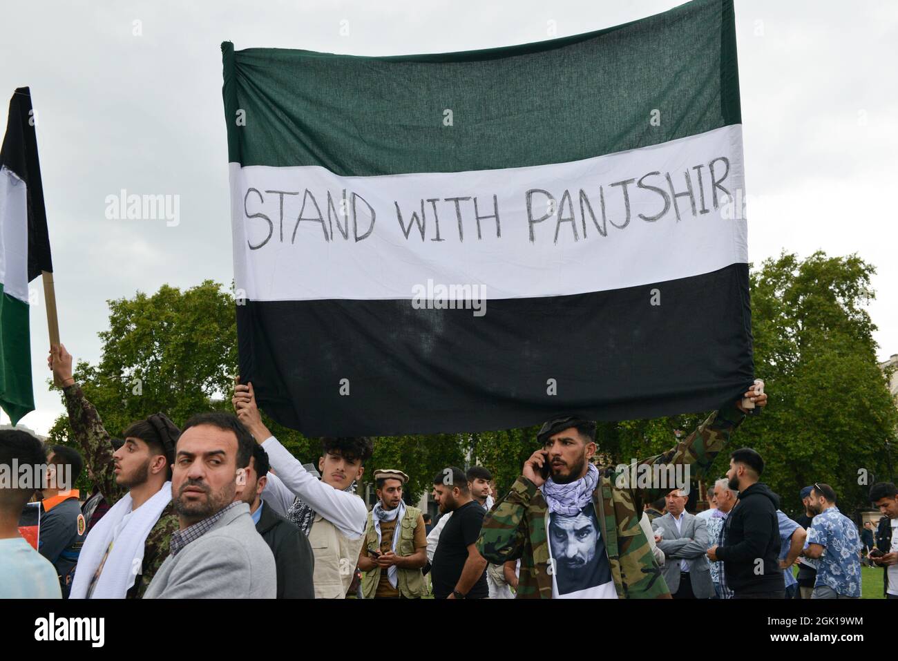 London, Großbritannien. September 2021. Demonstranten halten während der Demonstration ein Transparent: Eine Gruppe afghanischer Männer und Frauen marschierten vom Trafalgar Square zum Parliament Square, um ihre Unterstützung für den Anführer der Panjshir-Widerstandskräfte Ahmad Massoud zu zeigen. (Foto von Thomas Krych/SOPA Images/Sipa USA) Quelle: SIPA USA/Alamy Live News Stockfoto