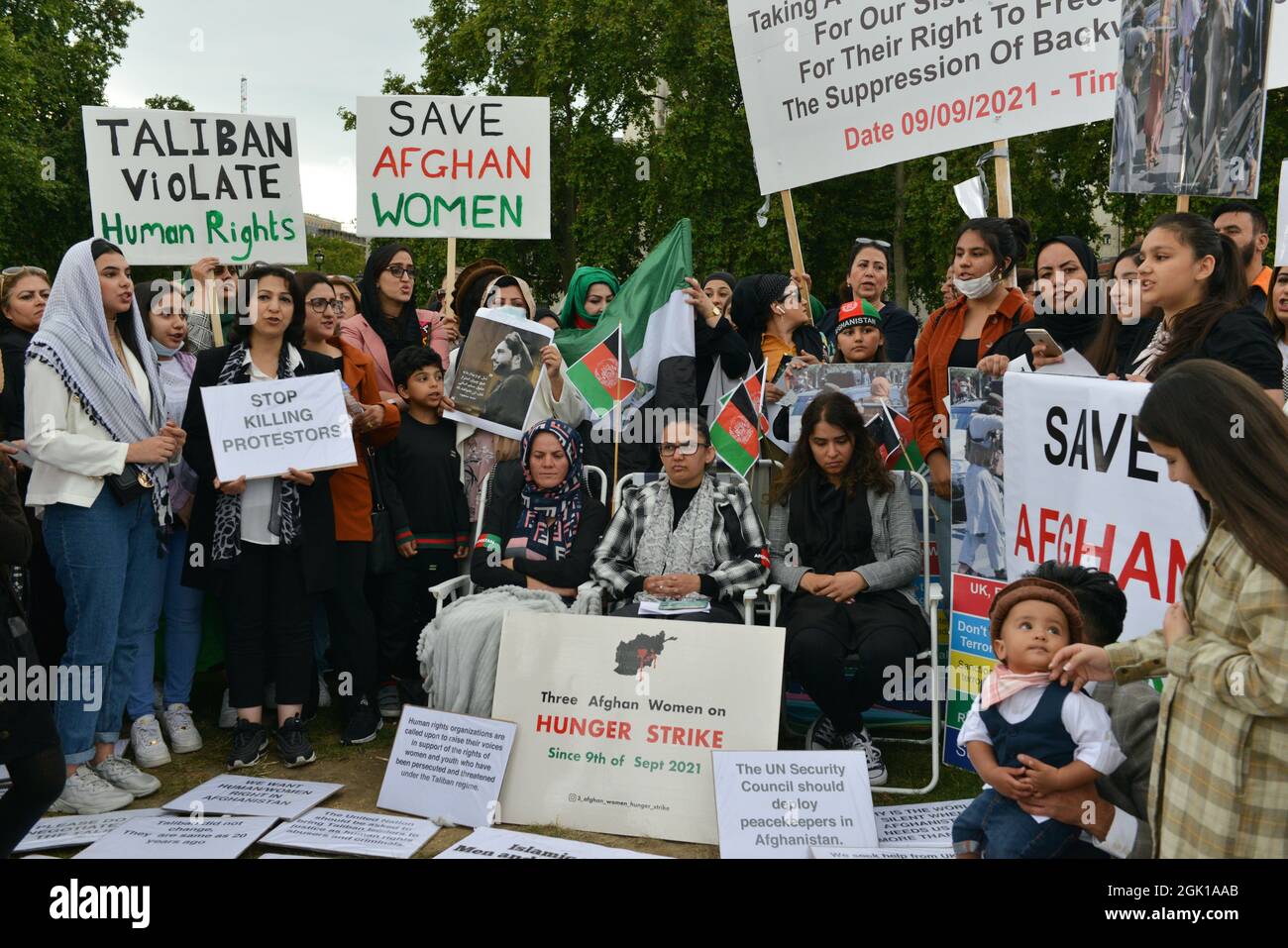 London, Großbritannien. September 2021. Während der Demonstration halten Demonstranten Plakate.Eine Gruppe afghanischer Männer und Frauen marschierte vom Trafalgar Square zum Parliament Square, um ihre Unterstützung für den Führer der Panjshir-Widerstandskräfte Ahmad Massoud zu zeigen. (Foto von Thomas Krych/SOPA Images/Sipa USA) Quelle: SIPA USA/Alamy Live News Stockfoto