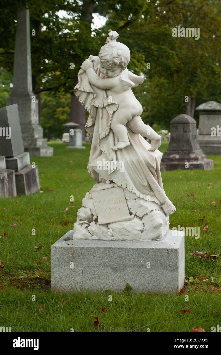 Kunstvoller Marmor-Grabstein auf dem Friedhof Hope. Bangor, Maine. Stockfoto
