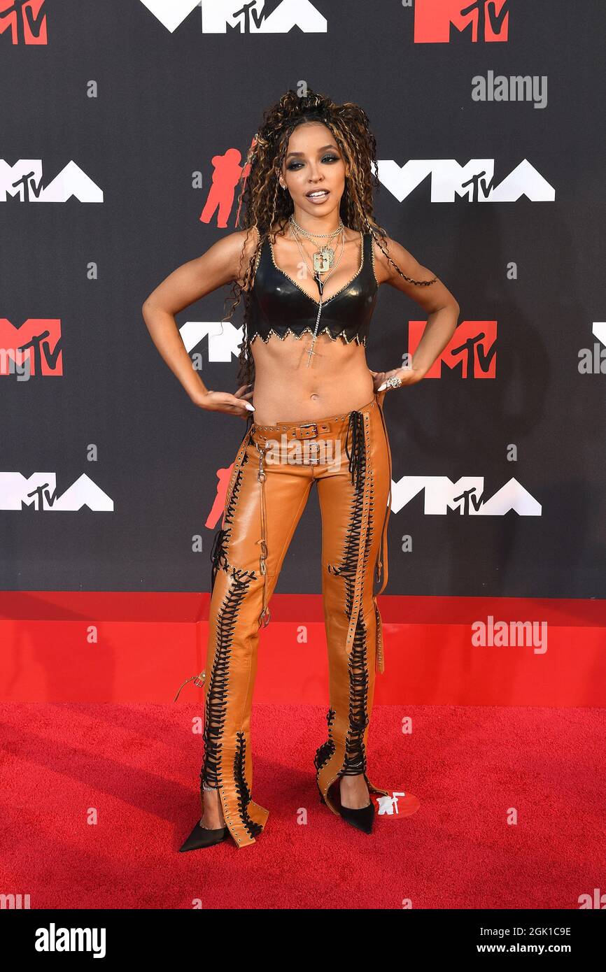 New York, USA. September 2021. Tinashe nimmt am 2021 12. September 2021 an den MTV Video Music Awards im Barclays Center im Stadtteil Brooklyn in New York City Teil. Foto: Jeremy Smith/imageSPACE/Sipa USA Kredit: SIPA US/Alamy Live News Stockfoto