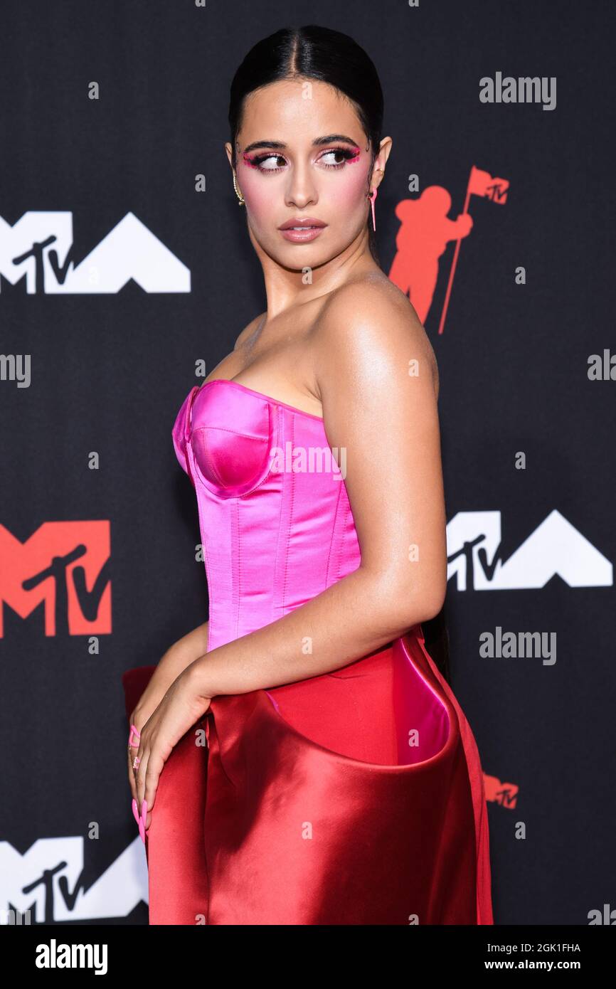 New York, USA. September 2021. Camila Cabello bei den MTV Video Music Awards 2021, die am 12. September 2021 im Barclay's Center in Brooklyn, NY, abgehalten wurden, auf dem roten Teppich. (Foto von Anthony Behar/Sipa USA) Quelle: SIPA USA/Alamy Live News Stockfoto