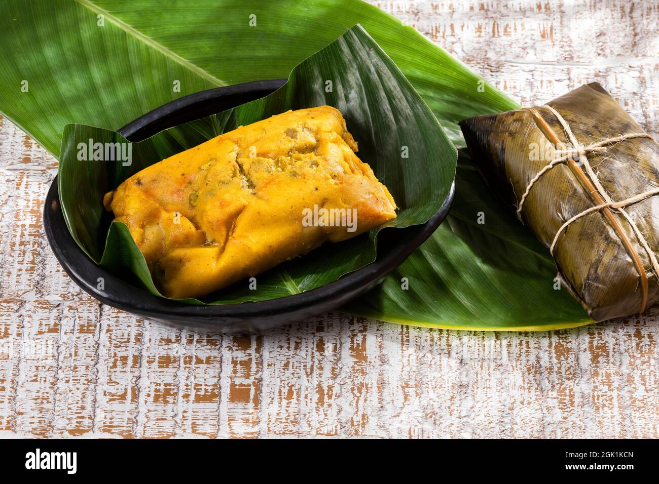 Tamale Typisches Kolumbianisches Essen In Bananenblättern Verpackt Stockfoto
