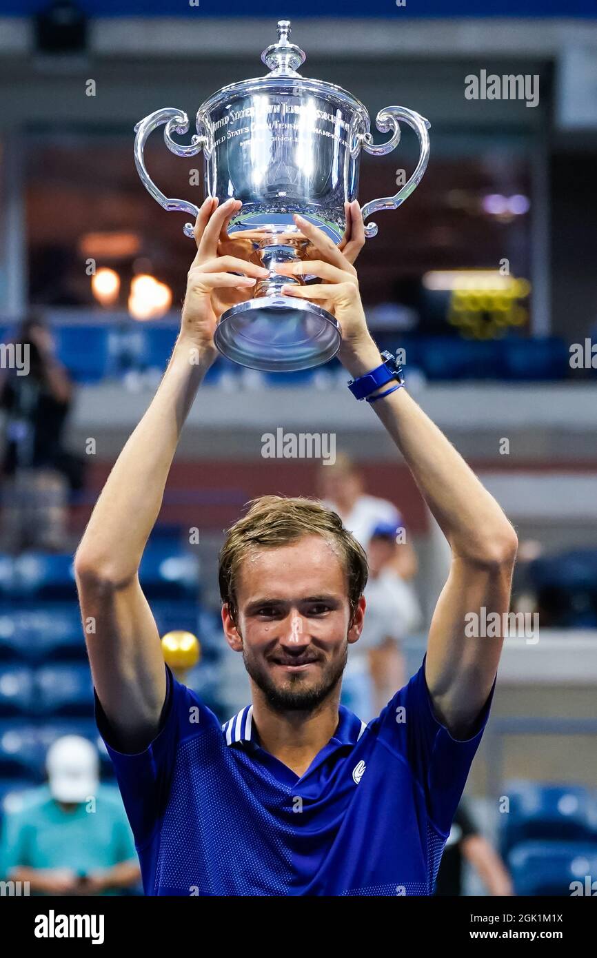 Flushing Meadow, Usa. September 2021. Daniil Medvedev aus Russland hält die Trophäe nach seinem Sieg gegen Novak Djokavic aus Serbien im Herrenfinale im Arthur Ashe Stadium bei den US Open Tennis Championships 2021 im USTA Billie Jean King National Tennis Center am Sonntag, den 12. September 2021 in New York City. Es ist der erste große Turniersieg für Medwedew. Foto von Corey Sipkin/UPI Credit: UPI/Alamy Live News Stockfoto