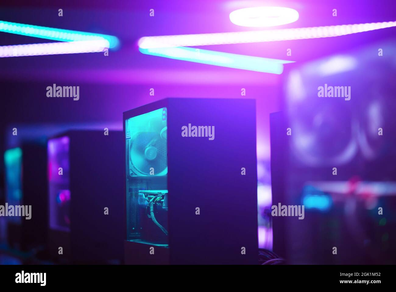 Gruppe moderner Computer in einem Serverraum, Neonlichter futuristisch Stockfoto