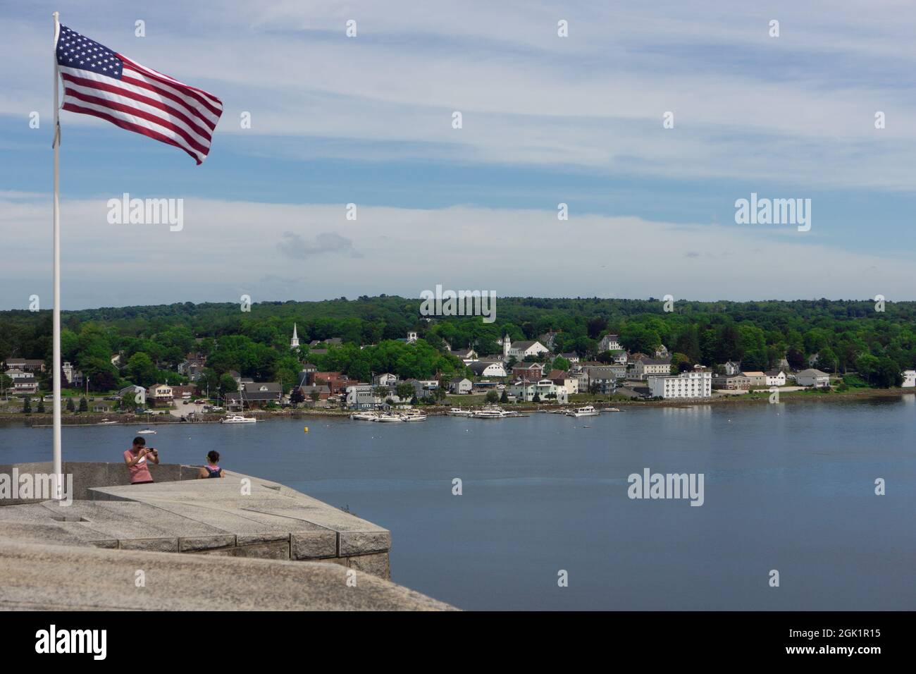 Blick auf den Hafen von Bucksport von Fort Knox Militärgelände an der Küste von Maine. Stockfoto