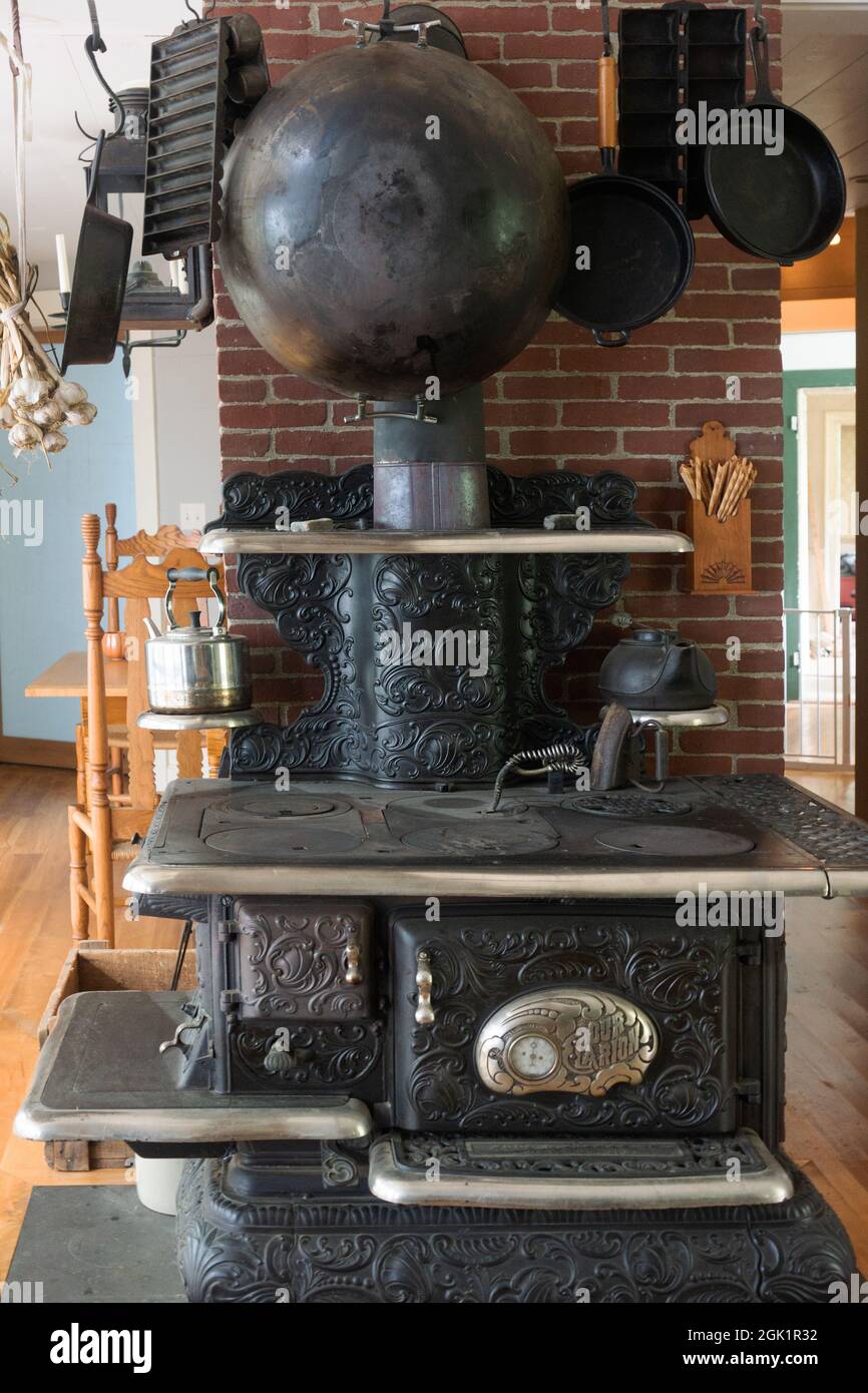 Antiker gusseiserner Holzofen in einer Landküche. Stockfoto