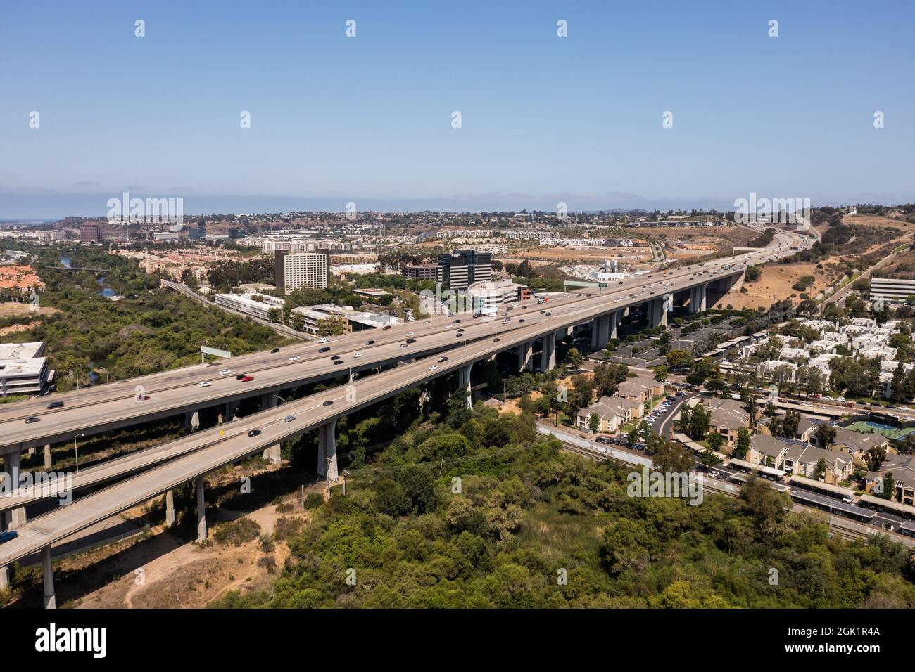 Autobahnbrücke über das Tal in der großen kalifornischen Stadt. Luftaufnahme. Stockfoto