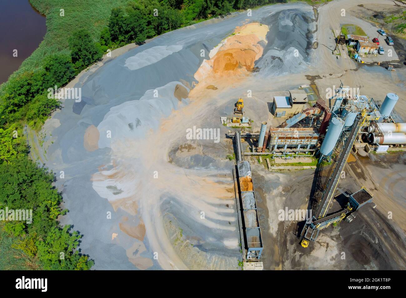 Luftaufnahme des Panorama-Steinbruchs im Tagebau mit vielen Maschinen an Arbeitsgeräten in einer Anlage Stockfoto
