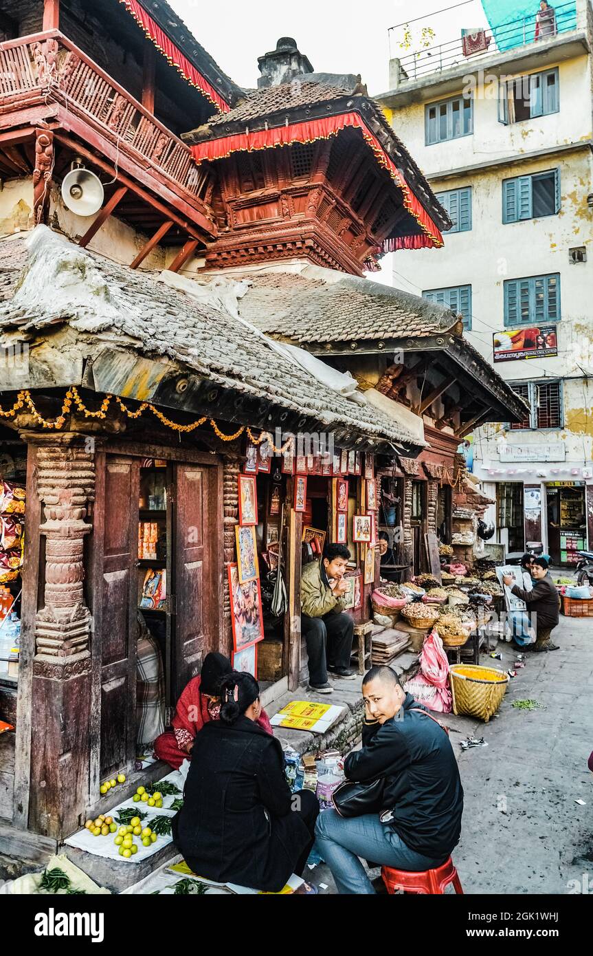 Kathmandu Straßenmarkt zwischen den Tempeln neben dem Durbar-Platz, vor dem Erdbeben in Nepal im April 2015 Stockfoto