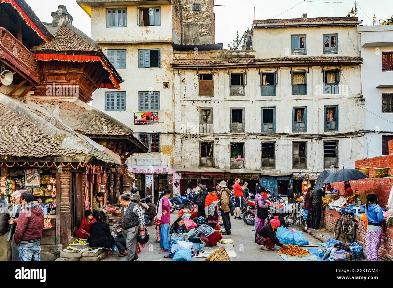 Kathmandu Straßenmarkt zwischen den Tempeln neben dem Durbar-Platz, vor dem Erdbeben in Nepal im April 2015 Stockfoto