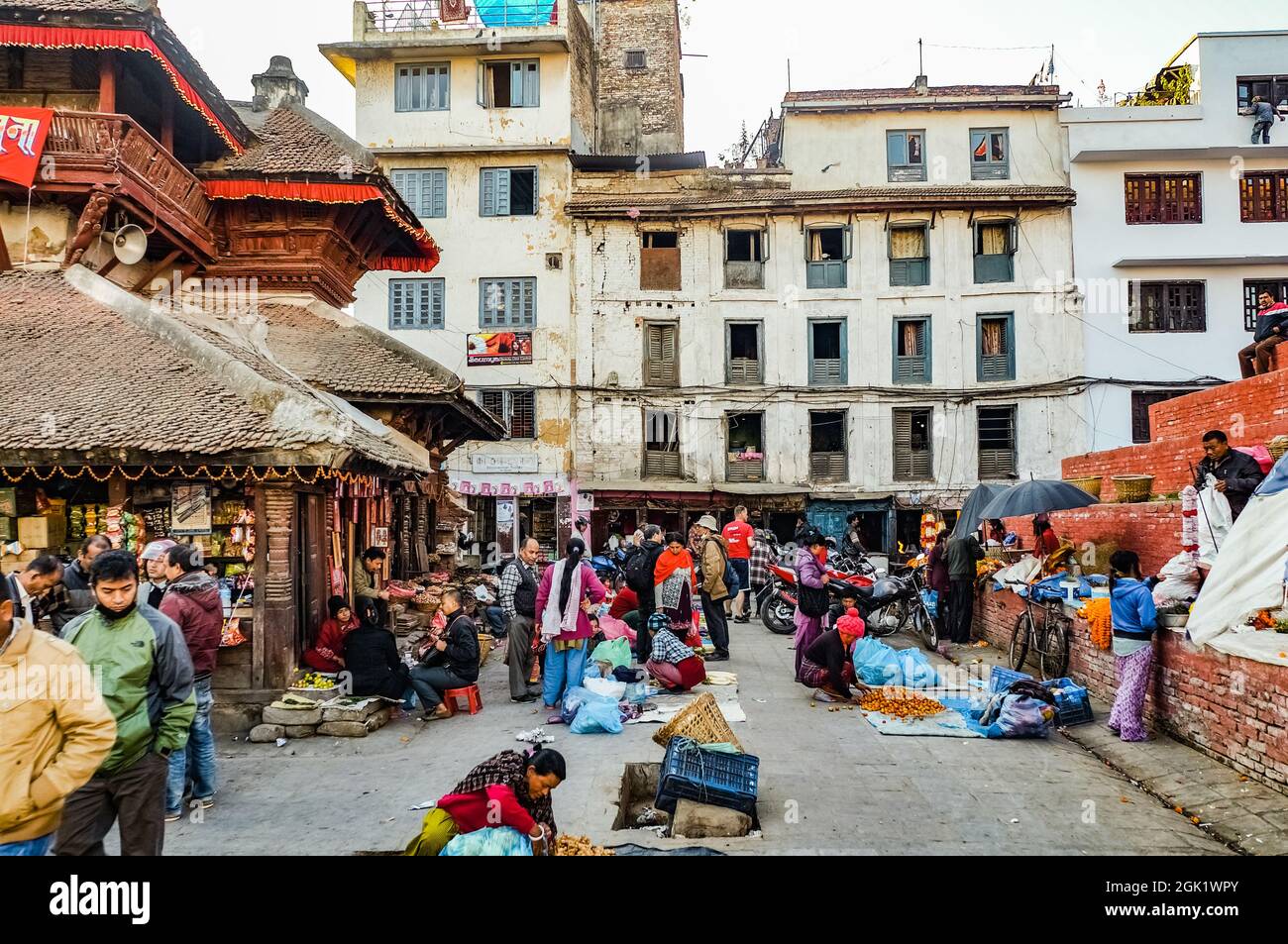 Kathmandu Straßenmarkt zwischen den Tempeln neben dem Durbar-Platz, vor dem Erdbeben in Nepal im April 2015 Stockfoto