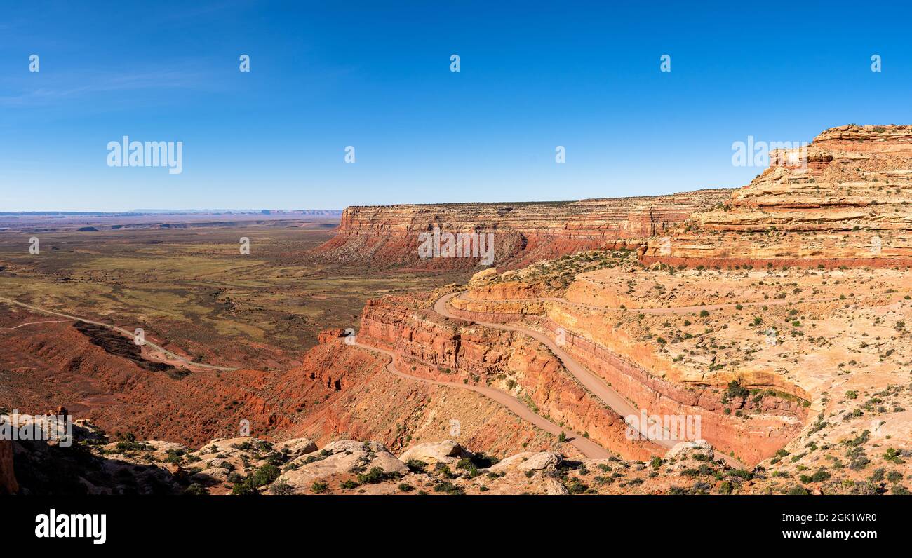 Weite Sicht auf den Moki Dugway, der sich in der Nähe des Valley of the Gods im US-Bundesstaat Utah auf die Klippen schlängelt Stockfoto