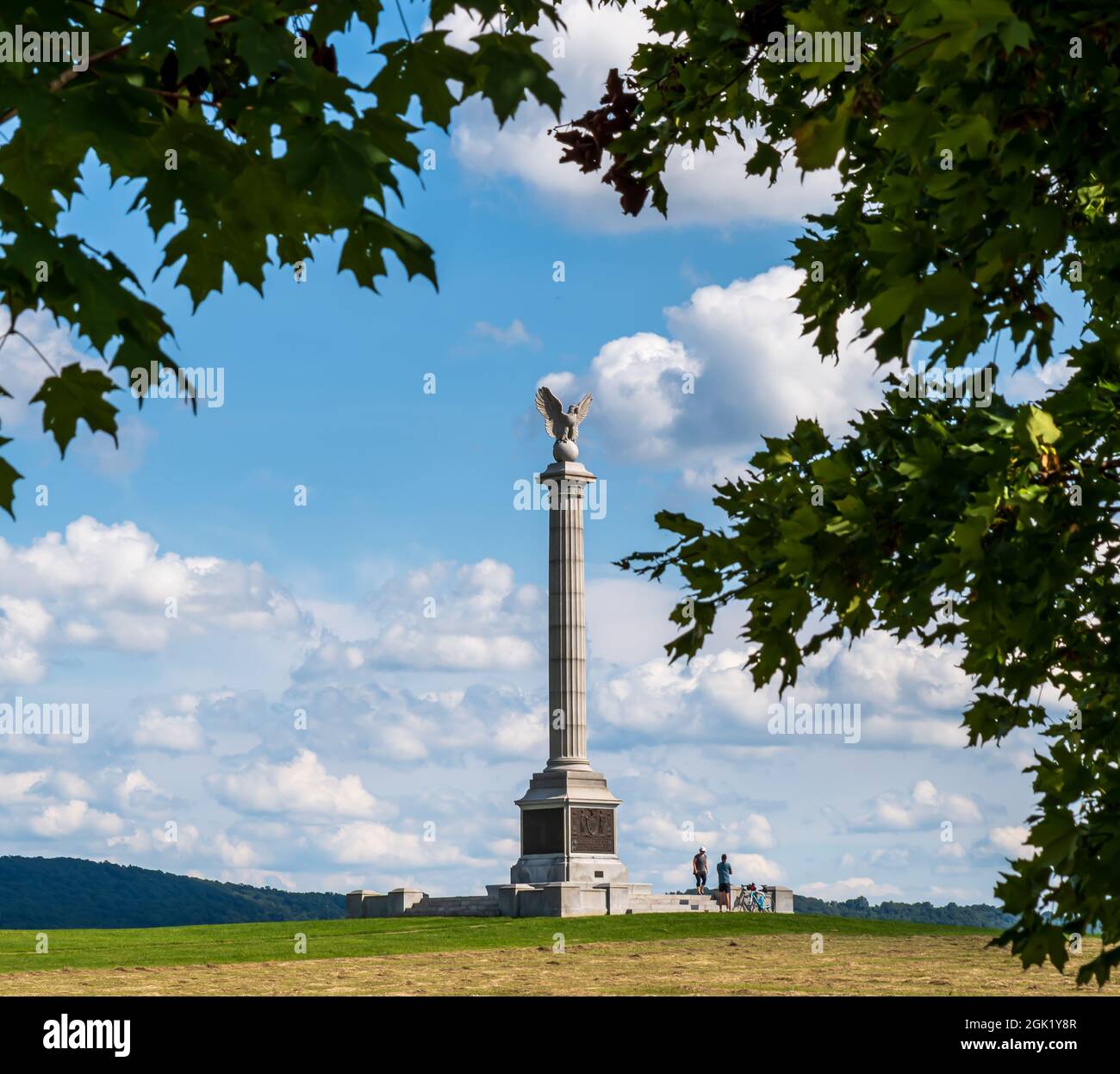 Menschen, die zum New York State Monument auf dem Antietam National Battlefield in Sharpsburg, Maryland, USA, laufen Stockfoto