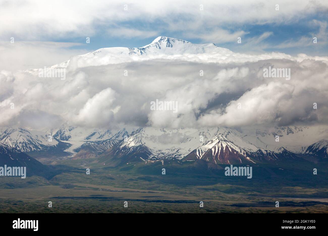 Blick auf den Lenin-Gipfel von der Alay Range - Kirgisisches Pamir-Gebirge - Grenze zu Kirgisistan und Tadschikistan - Zentralasien „Dach der Welt“ Stockfoto