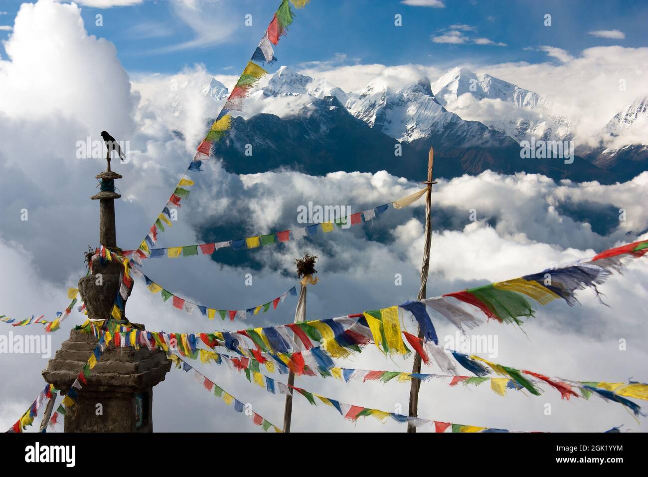 Blick von Langtang nach Ganesh Himal mit Stupa und Gebetsfahnen und schönen Wolken - Nepal Stockfoto