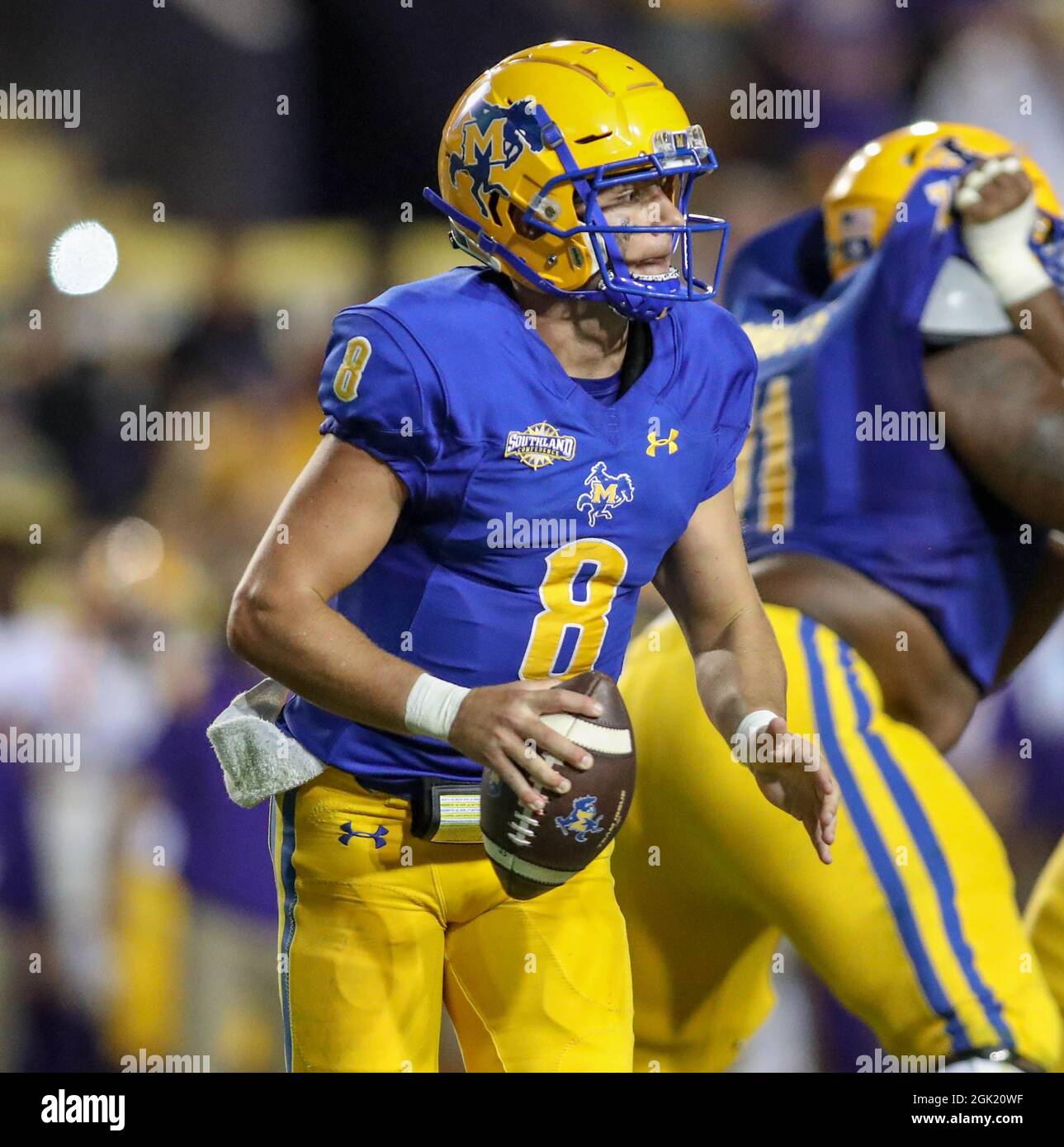 11. September 2021: McNeese St. Quarterback Cody Orgeron (8) schaut während des NCAA-Fußballspiels zwischen den Cowboys der McNeese State University und den LSU Tigers im Tiger Stadium in Baton Rouge, LA, auf einen offenen Empfänger. Jonathan Mailhes/CSM Stockfoto