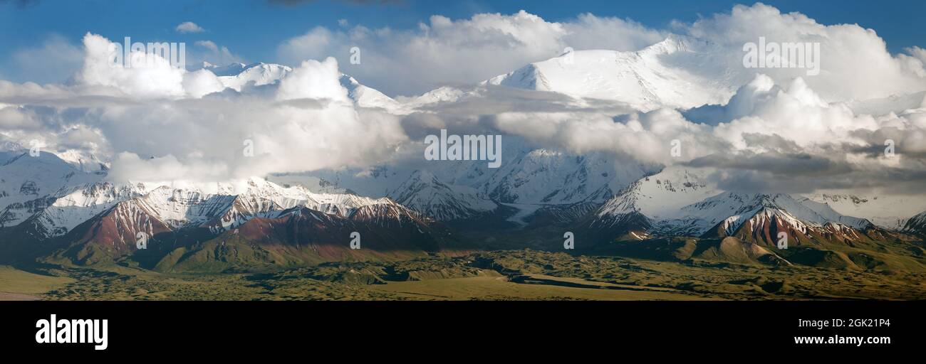 Panoramablick auf den Lenin-Gipfel vom Alay-Gebirge - Kirgisisches Pamir-Gebirge - Grenze Kirgisistan und Tadschikistan - Zentralasien - Dach der Welt Stockfoto