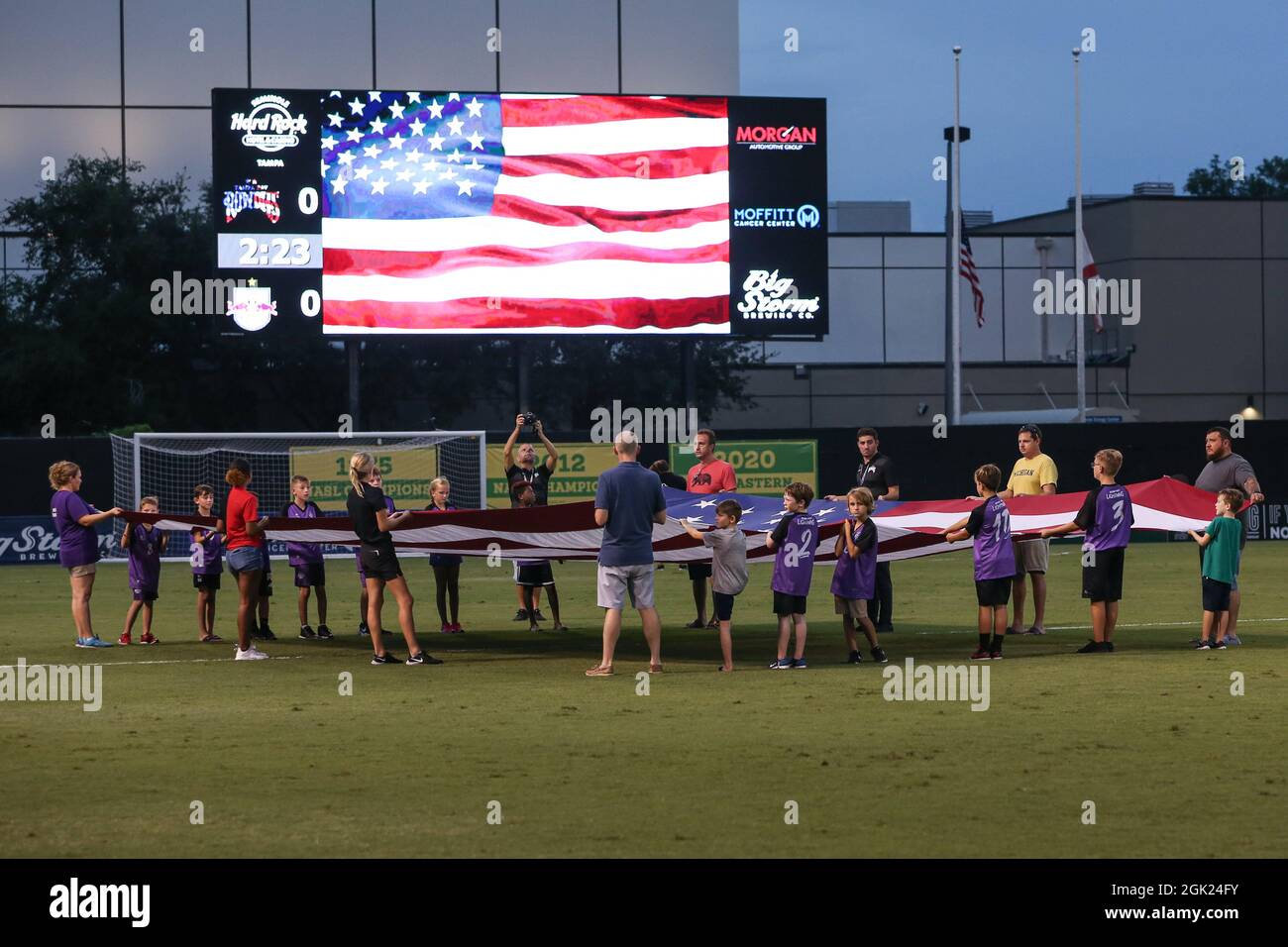 St. Petersburg, FL USA; Eine allgemeine Ansicht der Nationalhymne und Flaggen, um den zwanzigsten Jahrestag des Jahres 9/11 während eines USL-Fußballspiels zu würdigen Stockfoto