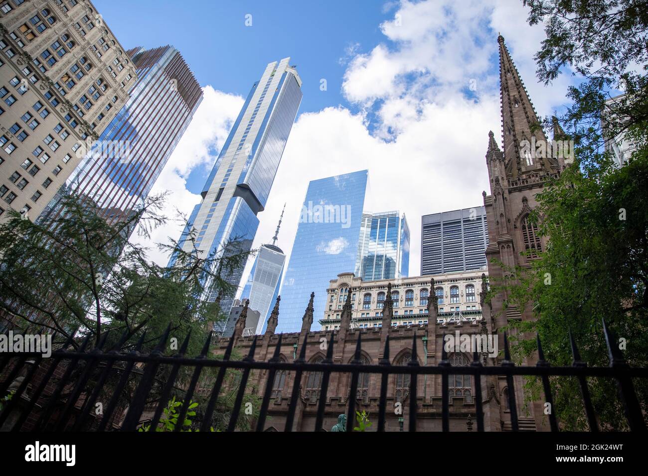 Vor dem 11. September waren die ursprünglichen Türme des World Trade Center vom Trinity Church Cemetery in Lower Manhattan aus zu sehen. Stockfoto