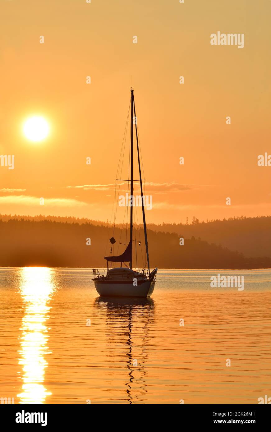 Ein vertikales Bild eines Morgensonnenaufgangs auf dem Stewart-Kanal zwischen Vancouver Island und den Gulf Islands an Kanadas Westküste. Stockfoto