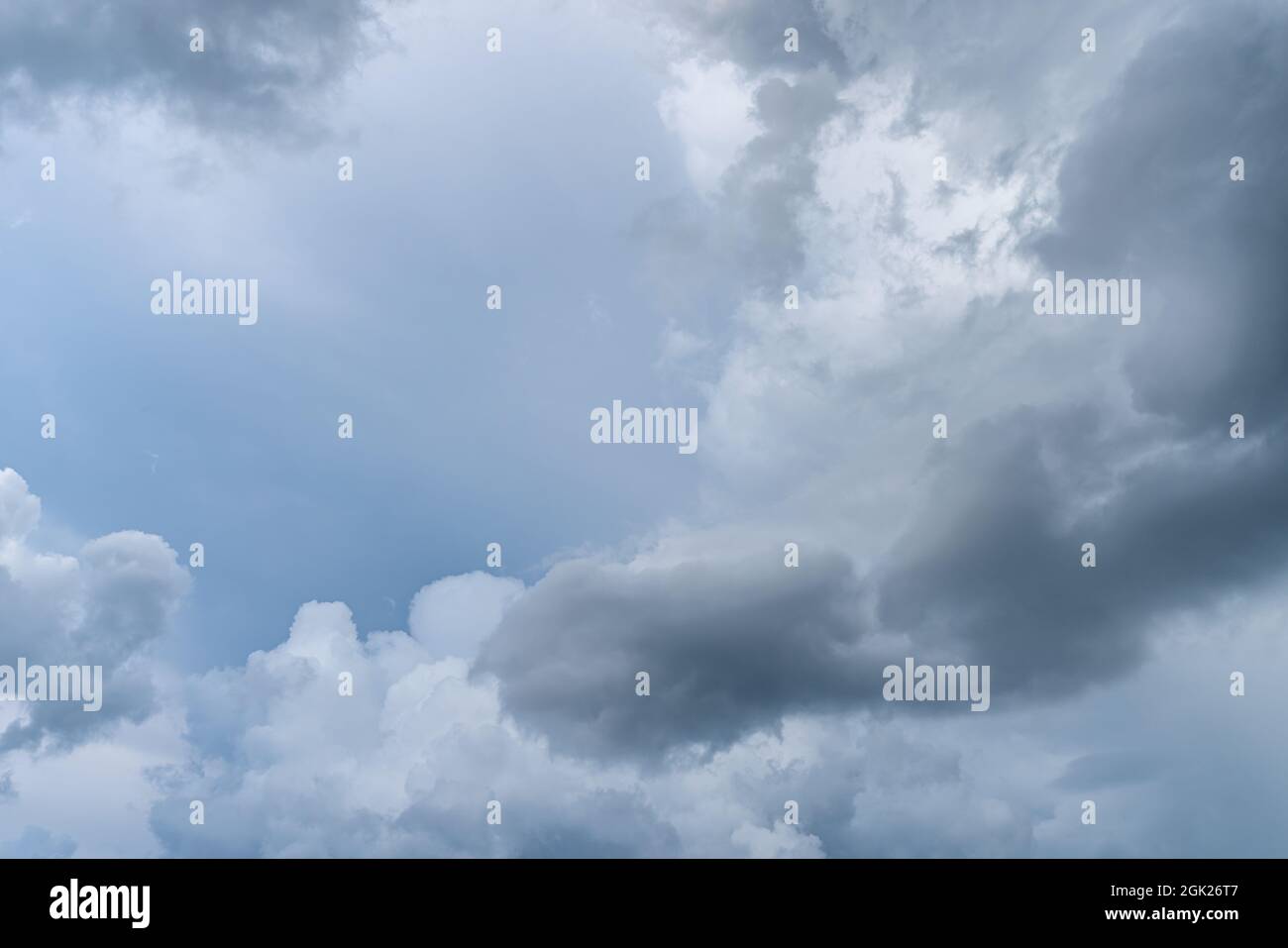 Dunkle und ominöse Cumulonimbus-Wolken, kurz bevor sie mit dem Regen beginnen. Stockfoto