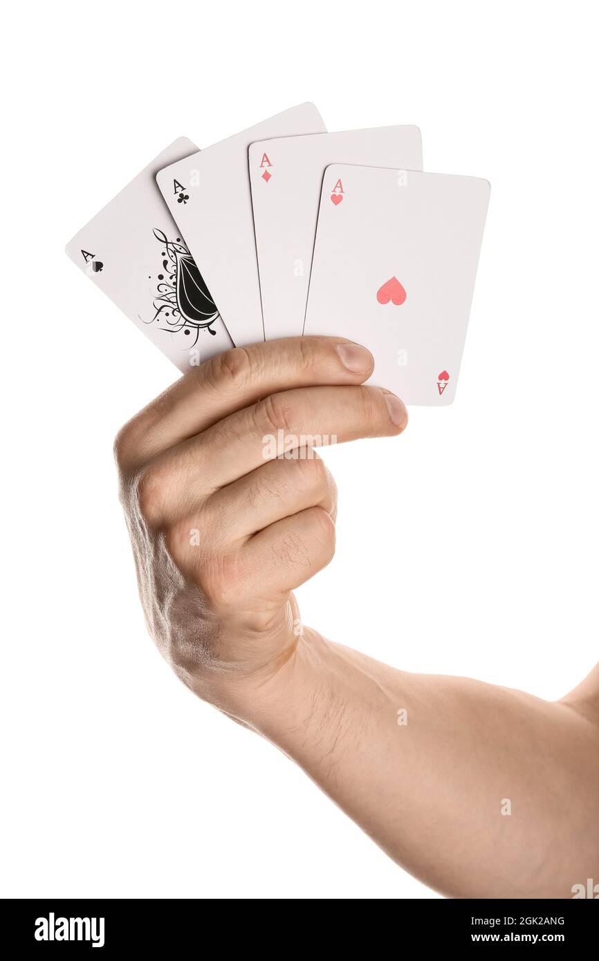 Männliche Hand mit Spielkarten für Poker auf weißem Hintergrund Stockfoto