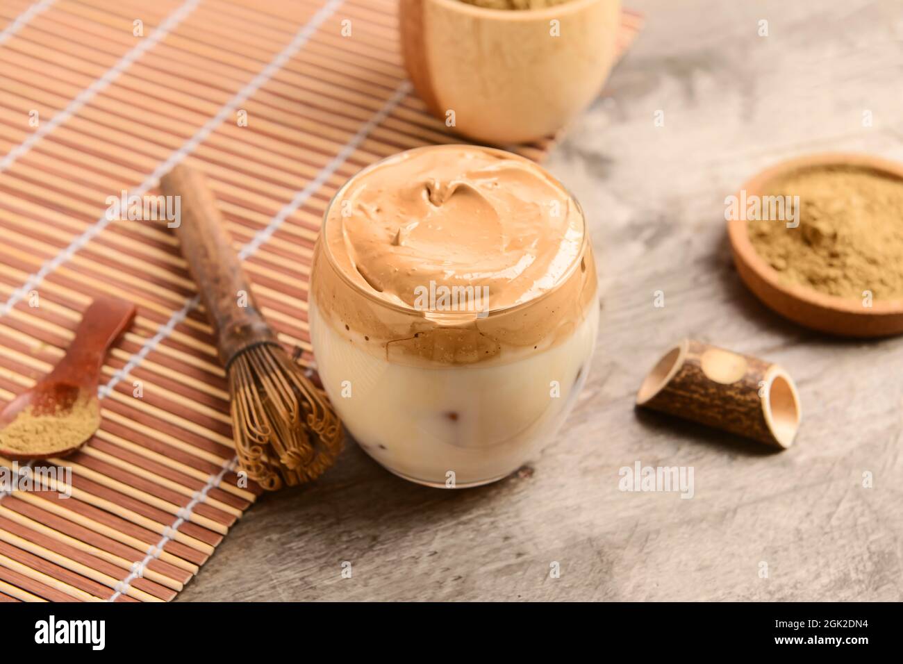 Ein Glas schmackhaften dalgona hojicha und chasen auf hölzernen Hintergrund Stockfoto