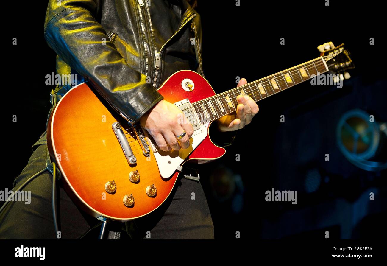 11. September 2021 - Raleigh, North Carolina; USA - Gitarrist JOHN NOTTO von der Band DIRTY HONEY tritt live auf, als ihre Tour 2021 im Coastal Credit Union Music Park am Walnut Creek in Raleigh Halt macht Copyright 2021 Jason Moore. (Bild: © Jason Moore/ZUMA Press Wire) Stockfoto