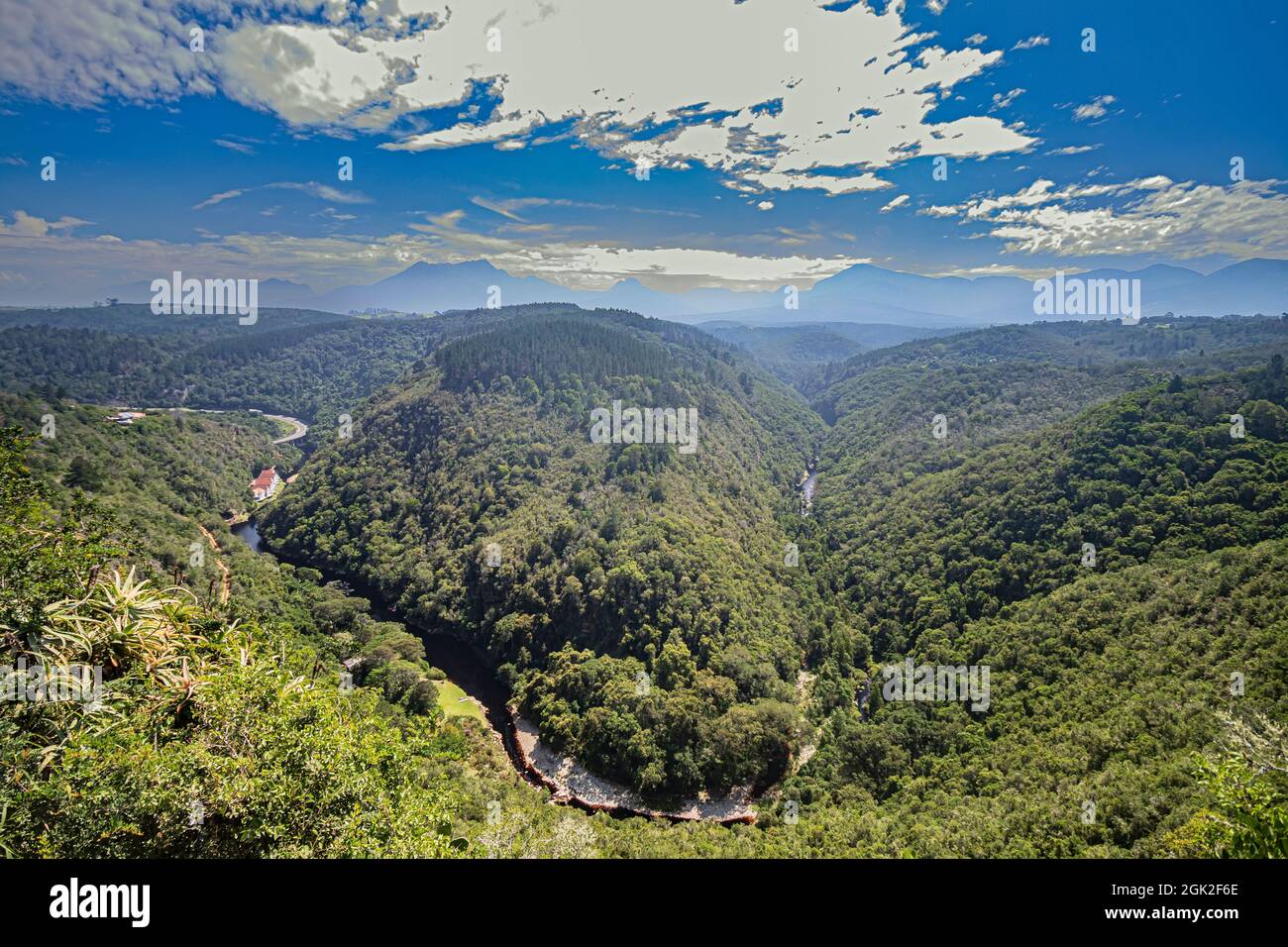 Die Ansicht der bewaldeten Landformation namens Map of Africa von Wilderness Height in Wilderness auf der Garden Route in Western Cape, Südafrika. Stockfoto