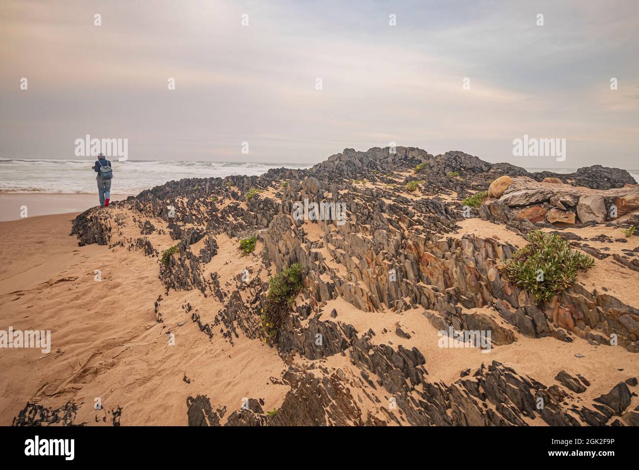 Blick während des bewölkten Abends auf den Nature Valley Beach, der Teil des Tsitsikama National Park entlang der Garden Route in Western Cape, Südafrika ist. Stockfoto