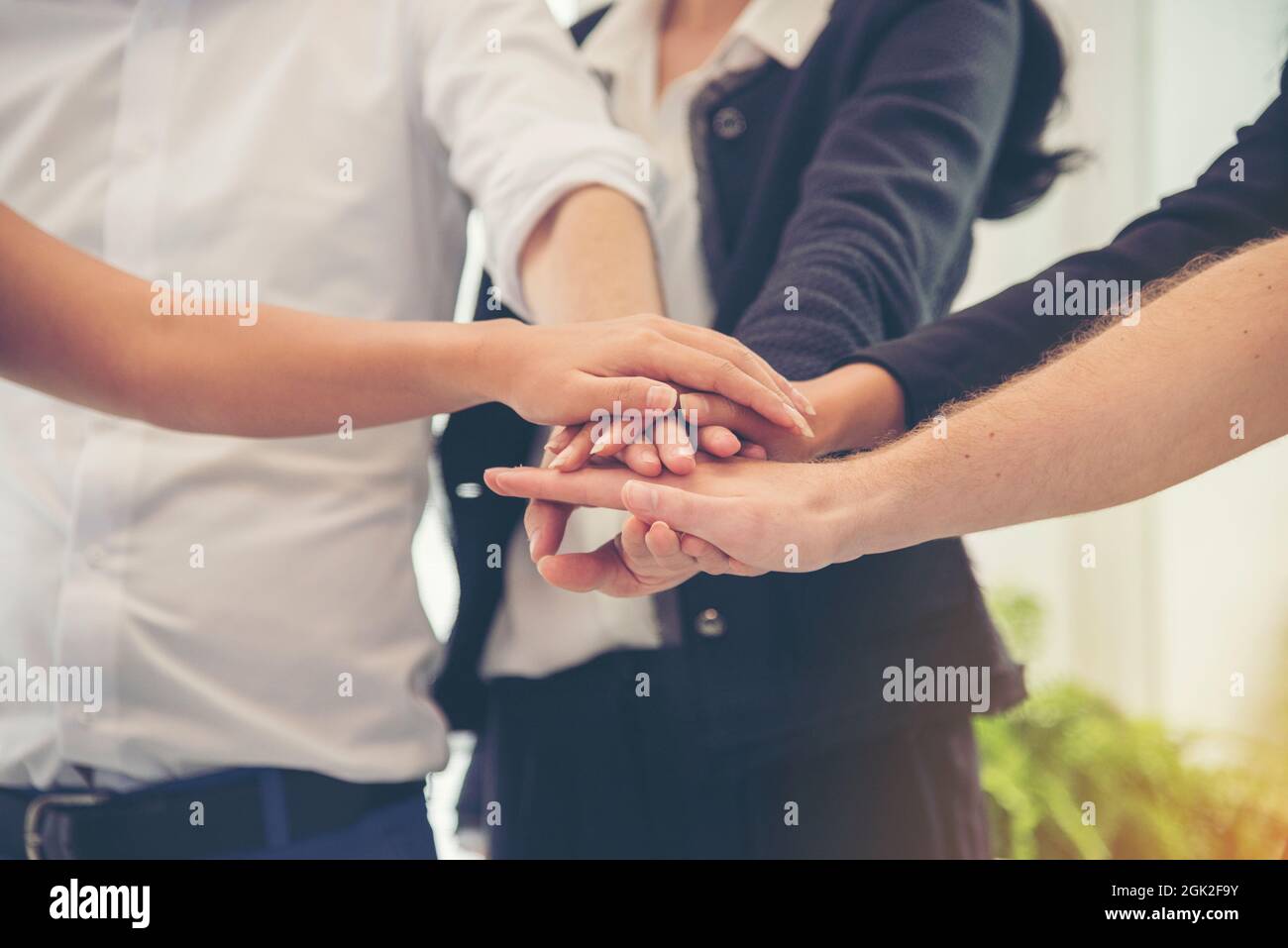 Gruppe von Vielfalt Menschen mit Erfolg Partnerschaft fist bump der Hände werden Energie- und Unified Teams im Büro zu zeigen. Business Teamarbeit Vertrauen in p Stockfoto