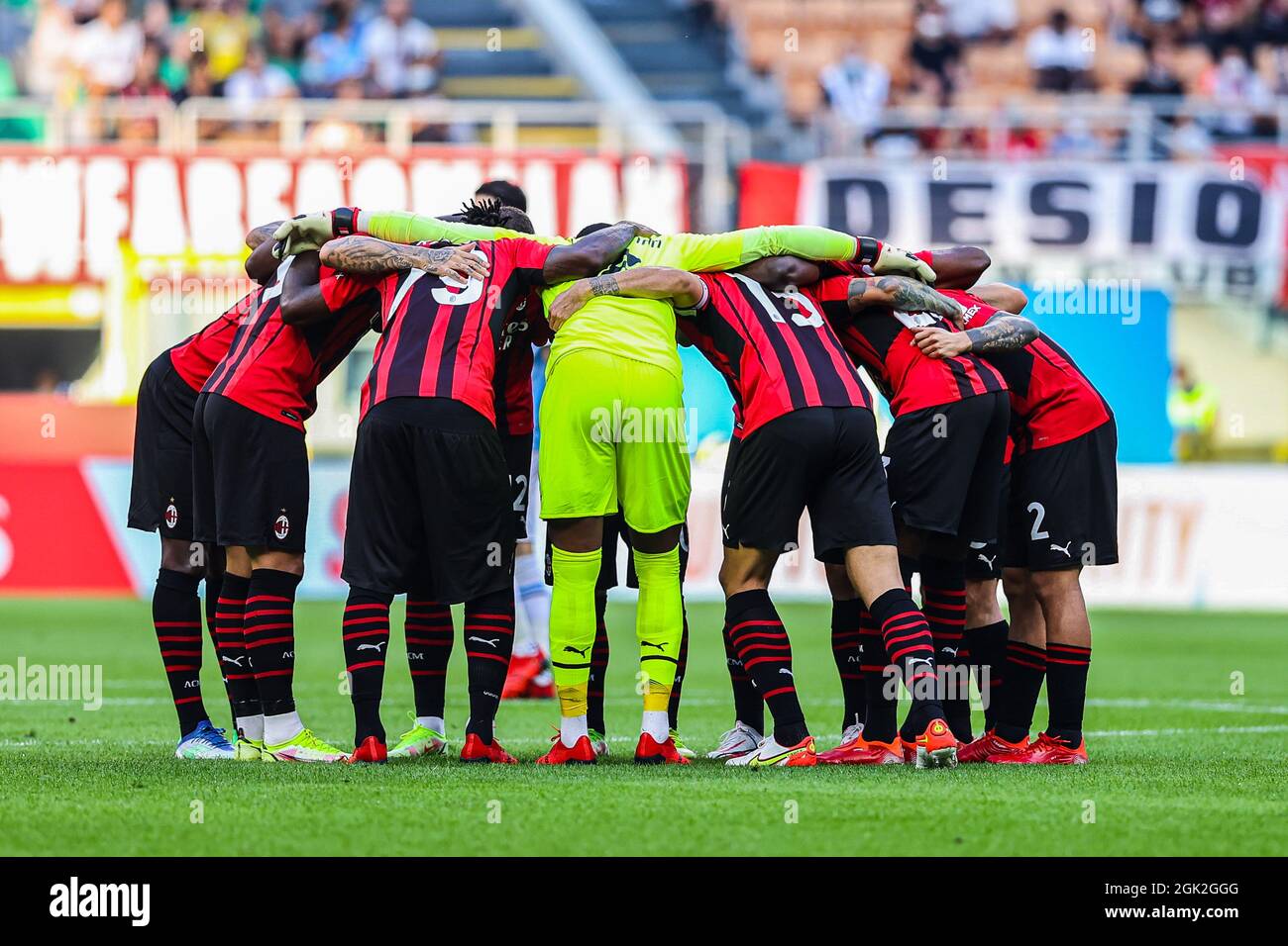 Mailand, Italien. September 2021. AC Mailand Team gesehen während der Serie A 2021/22 Fußballspiel zwischen AC Mailand und SS Lazio im Giuseppe Meazza Stadion in Mailand. (Endergebnis; AC Milan 2:0 SS Lazio) Credit: SOPA Images Limited/Alamy Live News Stockfoto