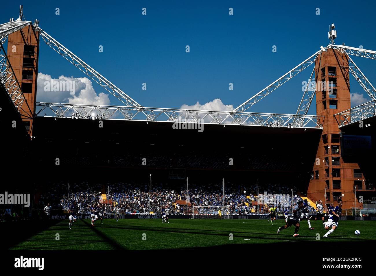 Genua, Italien. 12. September 2021. Die Gesamtansicht zeigt das Stadion Luigi Ferraris während des Fußballspiels der Serie A zwischen UC Sampdoria und dem FC Internazionale. Kredit: Nicolò Campo/Alamy Live Nachrichten Stockfoto