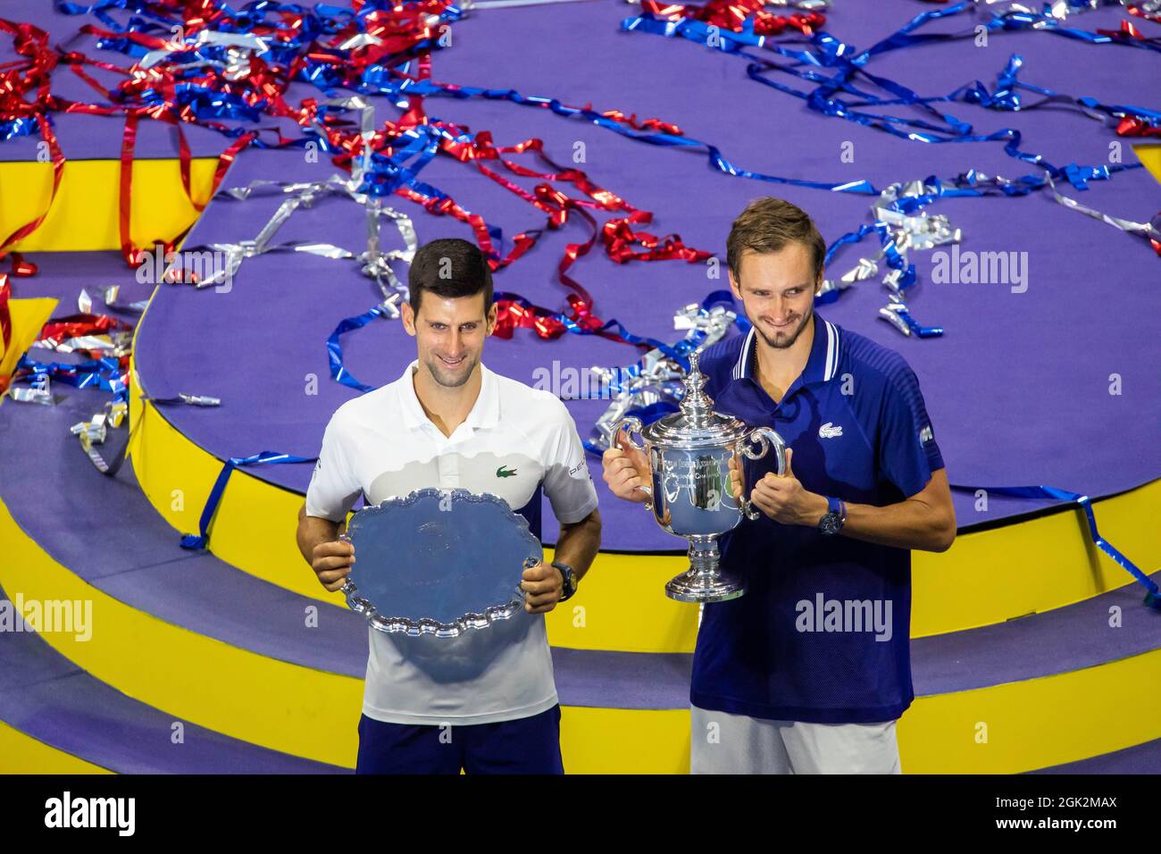 New York, USA. September 2021. Novak Djokovic (L) aus Serbien und Daniil Medwedew aus Russland posieren mit ihren Trophäen nach dem Einzel-Finale der Männer bei den US Open 2021 in New York, USA, am 12. September 2021. Quelle: Michael Nagle/Xinhua/Alamy Live News Stockfoto