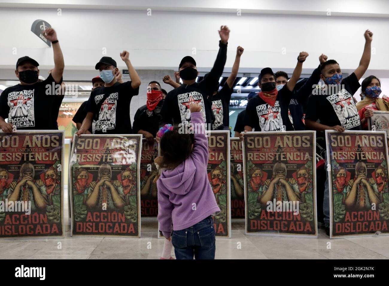 Mitglieder der Zapatistischen Armee der Nationalen Befreiung, Sympathisanten und Aktivisten empfingen auf dem Internationalen Flughafen von Mexiko-Stadt die Mitglieder des Squadron 421 nach ihrer Europareise, um über die Situation des Kampfes zu berichten und sich mit verschiedenen sozialen und populären Kollektiven des alten Kontinents zu treffen. Am 11. September 2021 In Mexiko-Stadt, Mexiko. (Foto von Luis Barron / Eyepix Group) Stockfoto